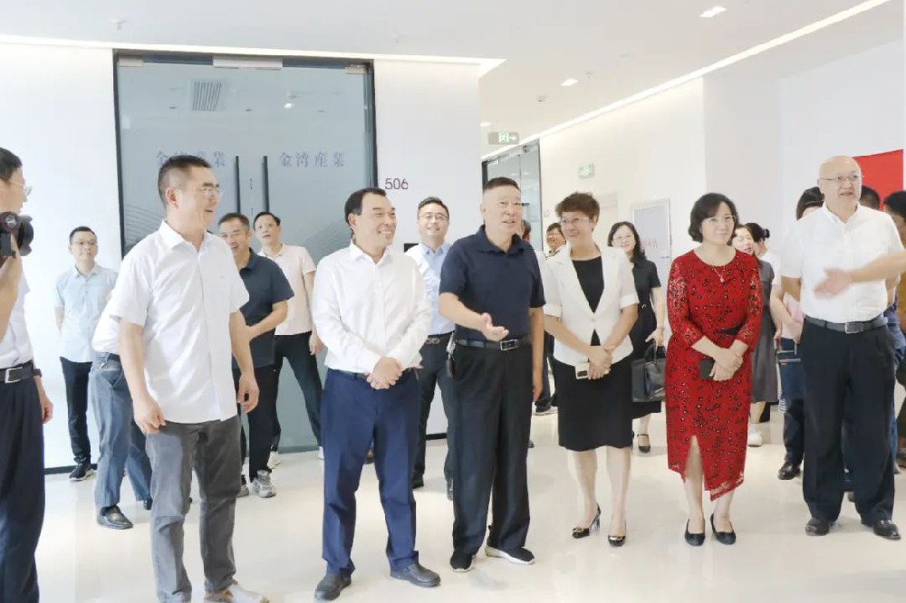 市委副書記、市委統(tǒng)戰(zhàn)部部長熊運(yùn)浪出席贛州銀行和贛商聯(lián)合會(huì)戰(zhàn)略合作協(xié)議簽約儀式